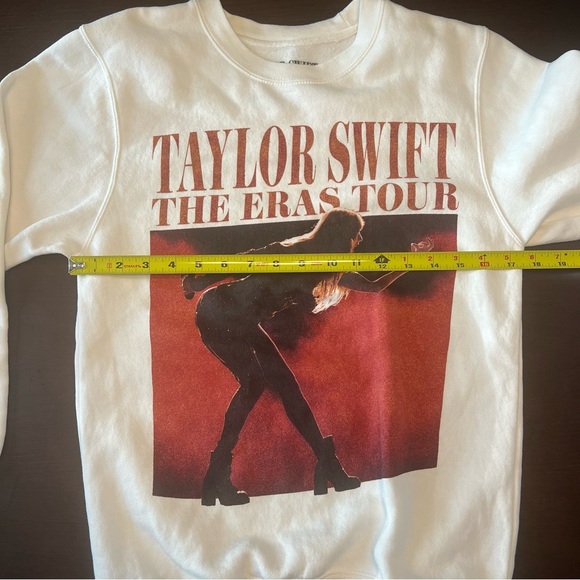 TAYLOR SWIFT | THE ERAS TOUR PHOTO WHITE CREWNECK. Size XS. Reputation. - Picture 5 of 10